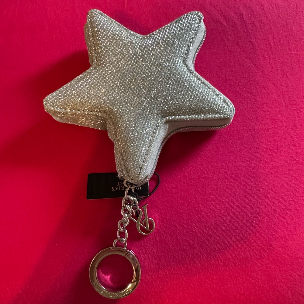 Silver Star Keychain Pouch
Victoria Secret
Brand new
Cute little accessory - Picture 2 of 3